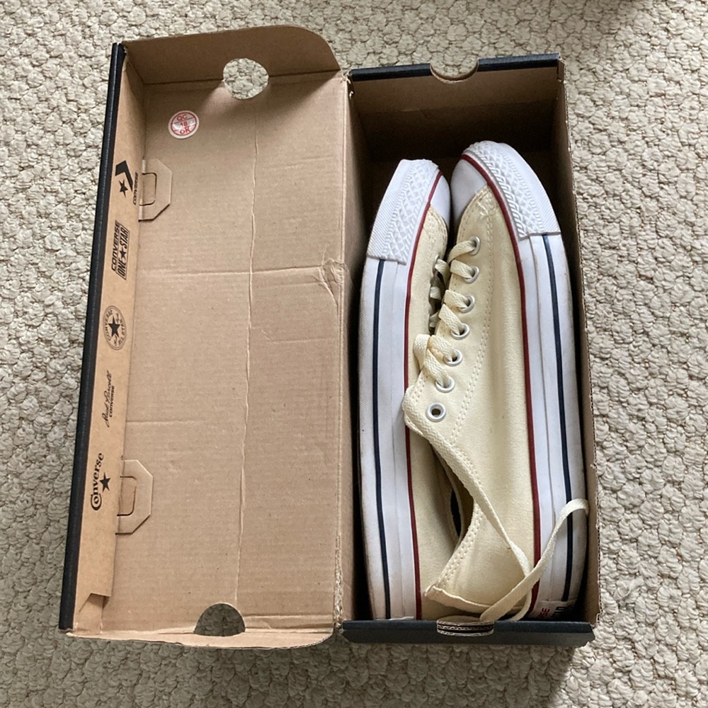 Converse All Star Men’s 9.5 (Women’s 11) LowTops